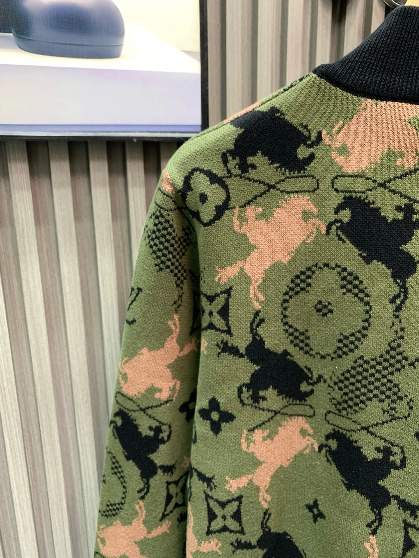 🅿️560 🀄️ Louis Vuitton Louis Vuitton 1*v camouflage woolen jacket knitted jacket YB purchased and printed. Made of custom sheep wool fabric. This sheep wool tunic jacket uses warm tones to depict the Geo Rodeo pattern of the 2025 autumn and winter show. It uses a complex jacquard texture to present the silhouette of a galloping horse and Monogram elements. Micro Damier ribbon embellished zipper front, hem and cuffs. Full-width Geo Rodeo Jacquard, zipper, hem and cuffs are Micro Damie ribbon yarn custom-woven and dyed. Full knitted jacquard design. Zip fly on the chest. Can be matched with bottoms of the same season to create a fashionable look. Suitable for various occasions. Customized accessories. Complete three standards. Same style for men and women.